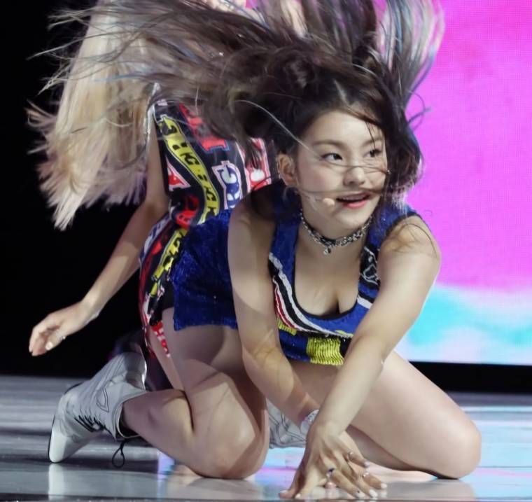 ITZY 리더 예지 가슴골...