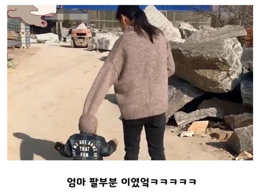 까까머리 애기가 추울까봐 걱정됐던 엄마.