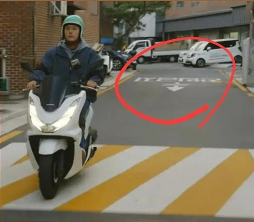 법 준수하여(?) 안전하게 촬영한 배달라이더전용 앱 광고