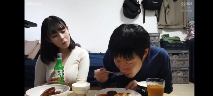 아는 누나가 집에 초대했는데 갑자기 소주를 병나발 분다