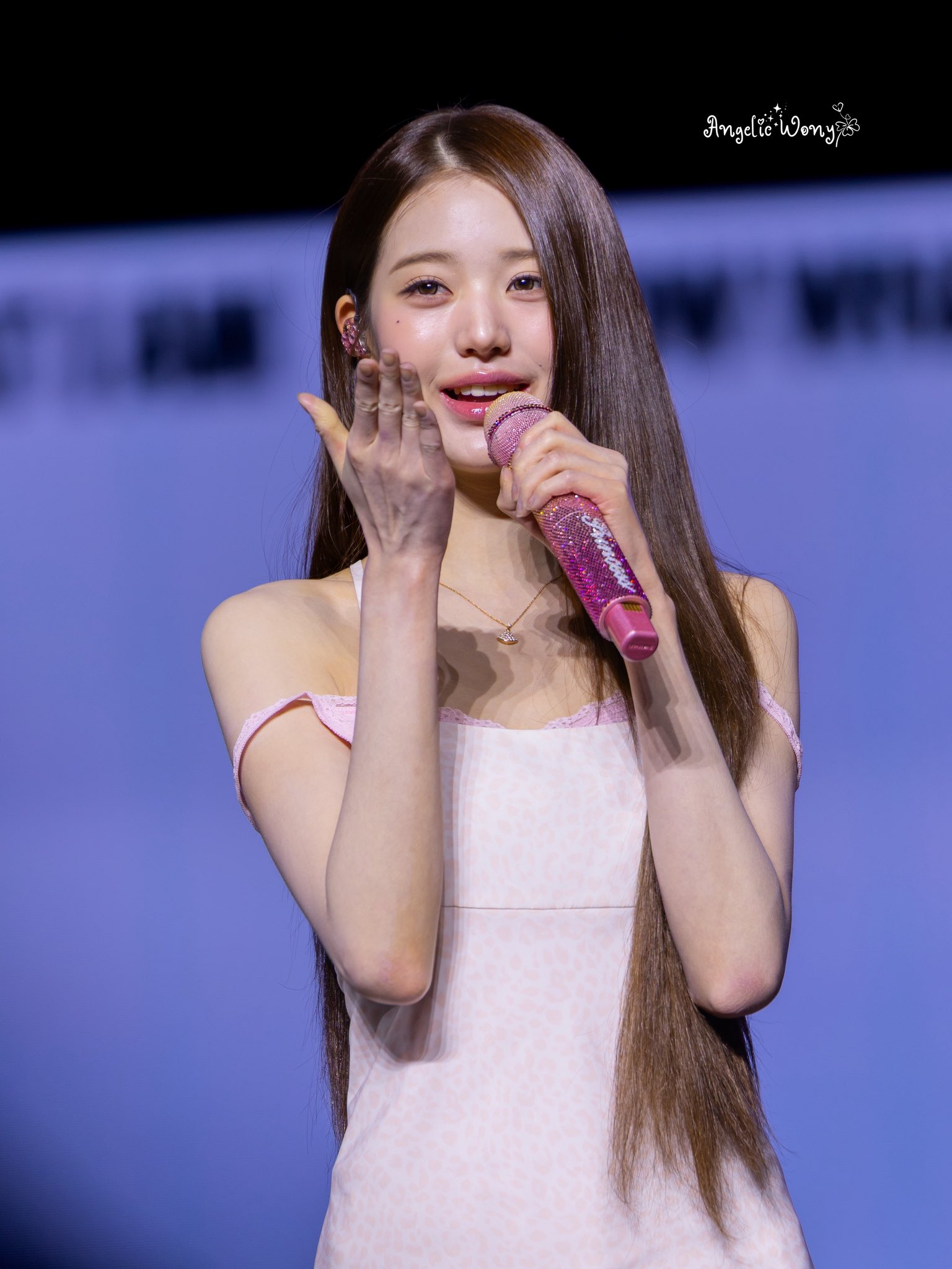 HI_lu31aoAAyAn6.jpg